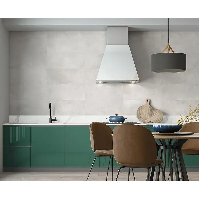 Revestimiento de pared Energy - 60 x 30 cm, Natural, Mate, Espesor: 8 mm - Escena de cocina con una campana extractora moderna, elegantes armarios verdes y sillas marrones elegantes en una mesa de comedor.