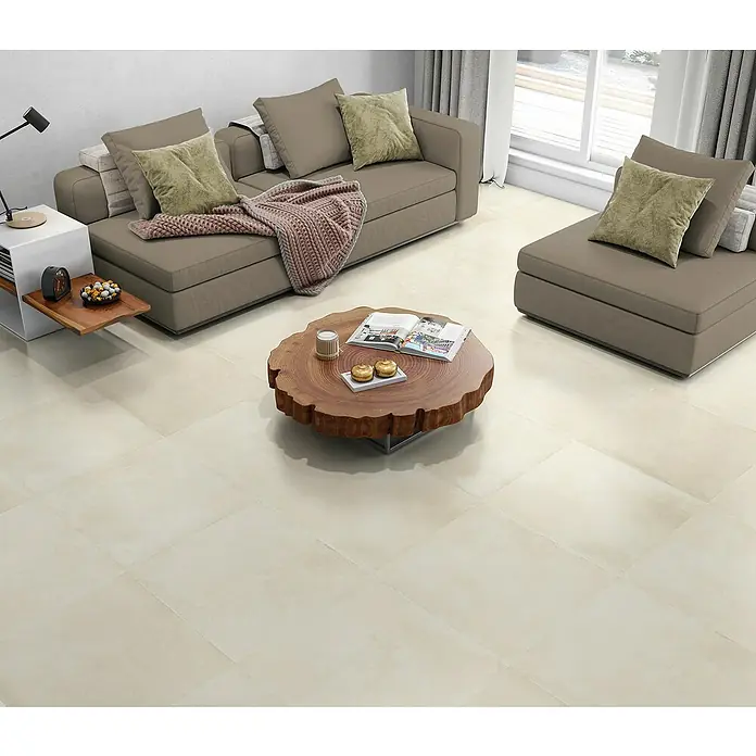 Pavimento porcelánico Energy - 60 x 60 cm, Ivory, Mate, Rectificado - Una elegante escena de sala de estar con una mesa de centro única de rodaja de árbol, destacando su diseño natural.