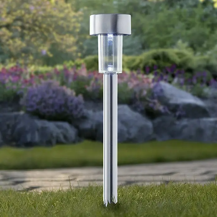 Starlux Estaca solar - 0,06 W, Plata, IP44, 4 lm - Aquí hay una luz solar para uso en exteriores. La luz tiene una cubierta de luz clara y una base de metal brillante.