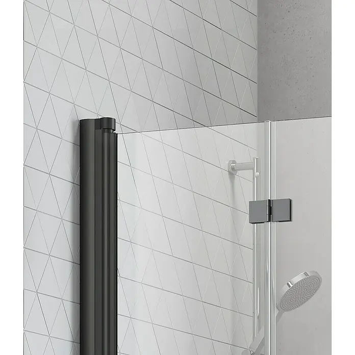 Camargue Vario Eckdusche B4+B52 - L x B x H: 100 x 80 x 195 cm, Beschichtet, Schwarz, Glasstärke: 6 mm - Nahaufnahme einer modernen Duschkabine mit schwarzen Akzenten und Dreieckfliesen im Hintergrund.