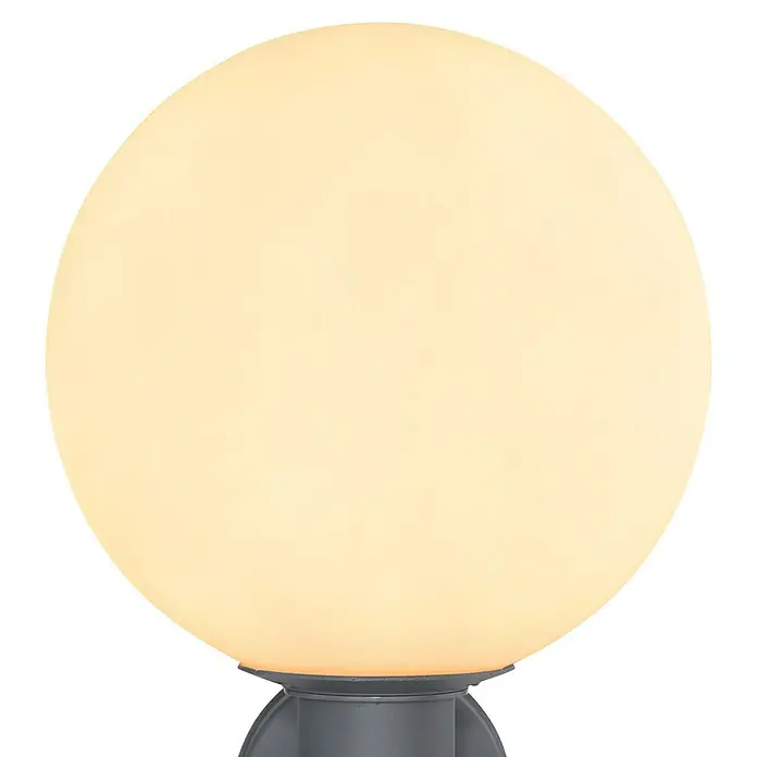 Globo LED-Außenwandleuchte Ossy - Antrazit, IP44, B x H: 250 x 370 mm - Nahaufnahme einer runden, leuchtenden Kugel-Gartenleuchte mit grauem Sockel, die eine sanfte, warme Beleuchtung für den Außenbereich bietet.