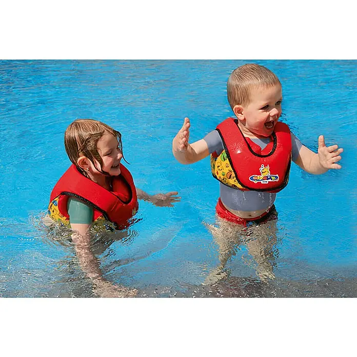 Grabner Schwimmhilfe Swimy Kid Mini - Buntes Kinderdesign, 10 kg - 20 kg - Zwei Kinder tragen Schwimmwesten und spielen fröhlich im Schwimmbad. Die Westen bieten Sicherheit und fördern den Spaß im Wasser.