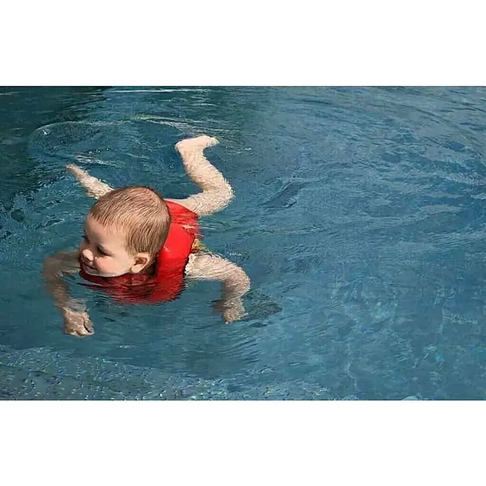 Grabner Schwimmhilfe Swimy Kid Mini - Buntes Kinderdesign, 10 kg - 20 kg - Kind mit roter Schwimmweste schwimmt im Pool und genießt das kühle Wasser an einem heißen Sommertag.
