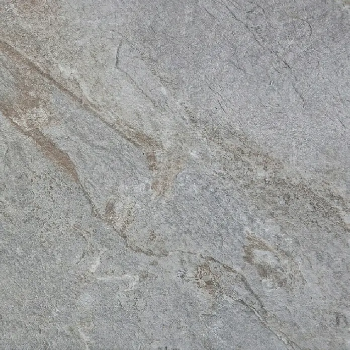 Terrassenfliese Nevada - 60 x 60 x 2 cm, Braun, Matt - Nahaufnahme einer grauen Schieferfliese mit natürlichen Mustern und Texturen, ideal für moderne Innenräume.