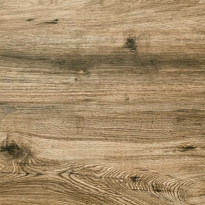 Terrassenfliese Strobus - 60 x 60 x 2 cm, Oak/Braun, Matt - Elegante Nahaufnahme einer Holzoberfläche mit markanter Maserung und warmen Farbtönen. Ideal für rustikale und natürliche Designs.