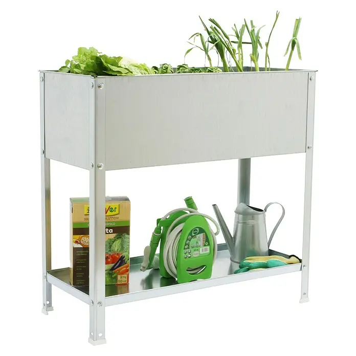 Simonrack Simongarden Mesa de cultivo Urbano Urban Top - 40 x 90 x 85 cm, Aluminio, Galvanizado - La imagen muestra una mesa de huerto elevado con verduras, regadera, manguera de jardín y tierra para macetas en un estante. ¡Ideal para los amantes del jardín!