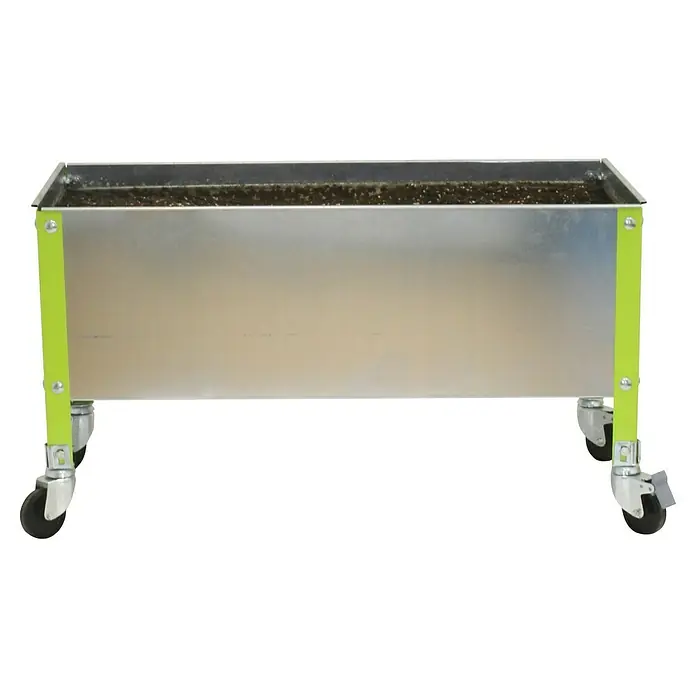 Simonrack Simongarden Huerto Urbano Urban Mob - 60 x 120 x 52,5 cm, Aluminio, Galvanizado/Verde - La imagen muestra un jardín elevado móvil de metal con un marco verde, lleno de tierra, perfecto para jardinería.