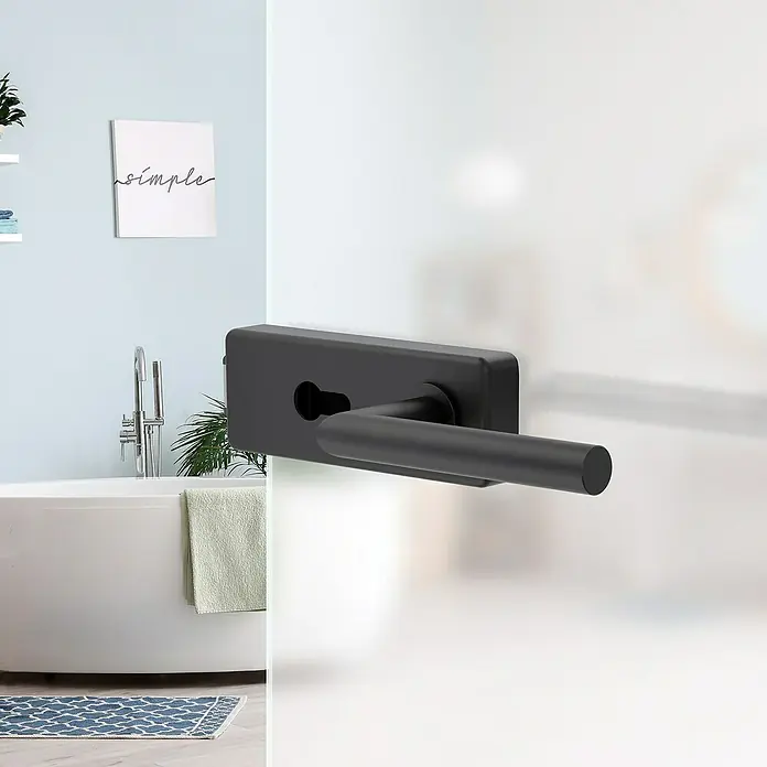 Diamond Doors Black Edition Glastürbeschlag Style Premium PZ - Schwarz, Bandbohrung/Bänder: Office 3-teilig, Verschließbar - Nahaufnahme eines mattschwarzen Türgriffs mit Schlüsselloch in einem modernen Badezimmer, der Eleganz und Funktionalität vereint.