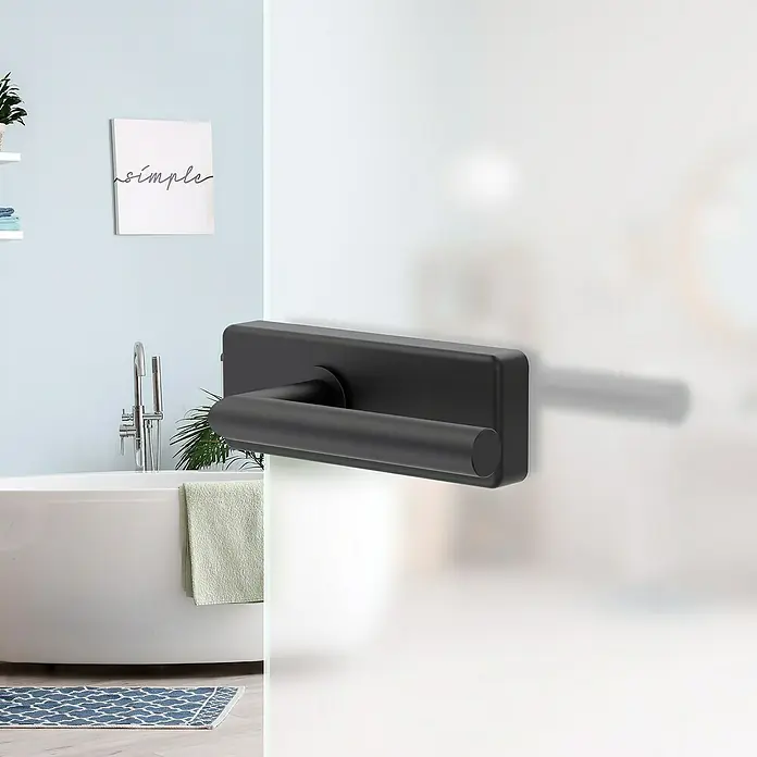 Diamond Doors Black Edition Glastürbeschlag Style Premium UV - Schwarz, Bandbohrung/Bänder: Office 3-teilig, Unverschließbar - Nahaufnahme eines modernen, mattschwarzen Türgriffs in einem stilvollen Badezimmer.