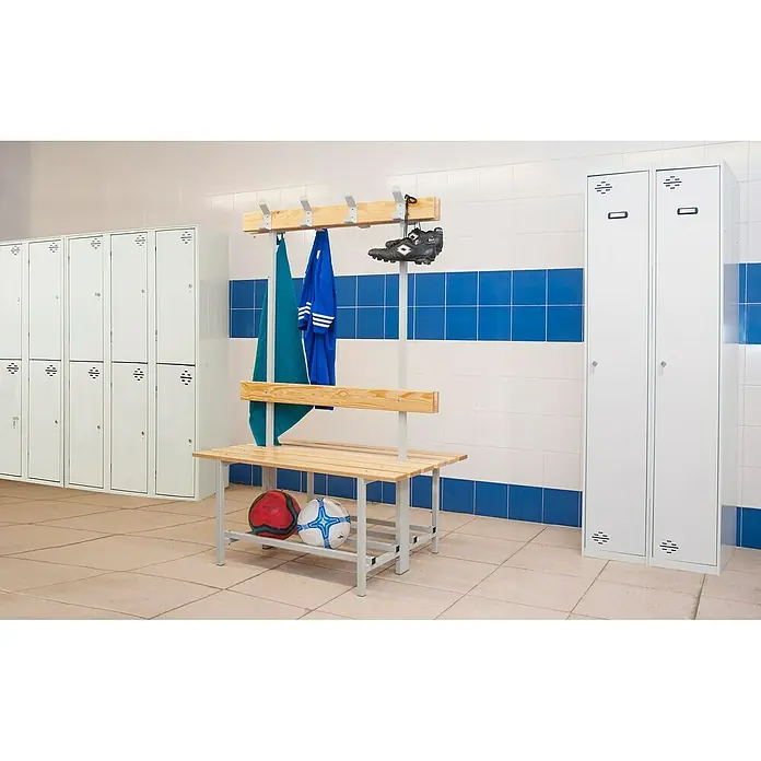 Simonrack Simonlocker Banco de vestuario Tandem Desmontado con perchero - L x An x Al: 67 x 100 x 160 cm - Un zapato y ropa deportiva en un vestuario con taquillas luminosas. Un banco de madera proporciona asientos y espacio de almacenamiento.