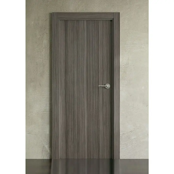 Pack puerta de interior vinílica Boston - 62,5 x 203 cm, Izquierda - Primer plano de una puerta de madera gris con grano horizontal y una manija moderna sobre una pared texturizada.