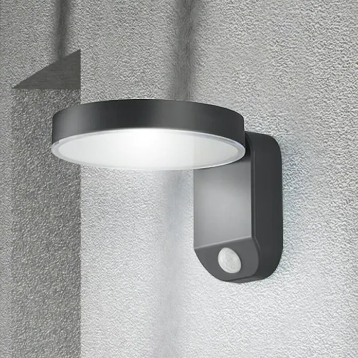 Reality Leuchten Solar-Außenwandleuchte POSADAS - 5 W, L x B x H: 18,3 x 15 x 12 cm, IP44, 290 lm - Moderne Wandleuchte mit Bewegungsmelder und runder Form, ideal für den Außenbereich, sorgt für stilvolle Beleuchtung.