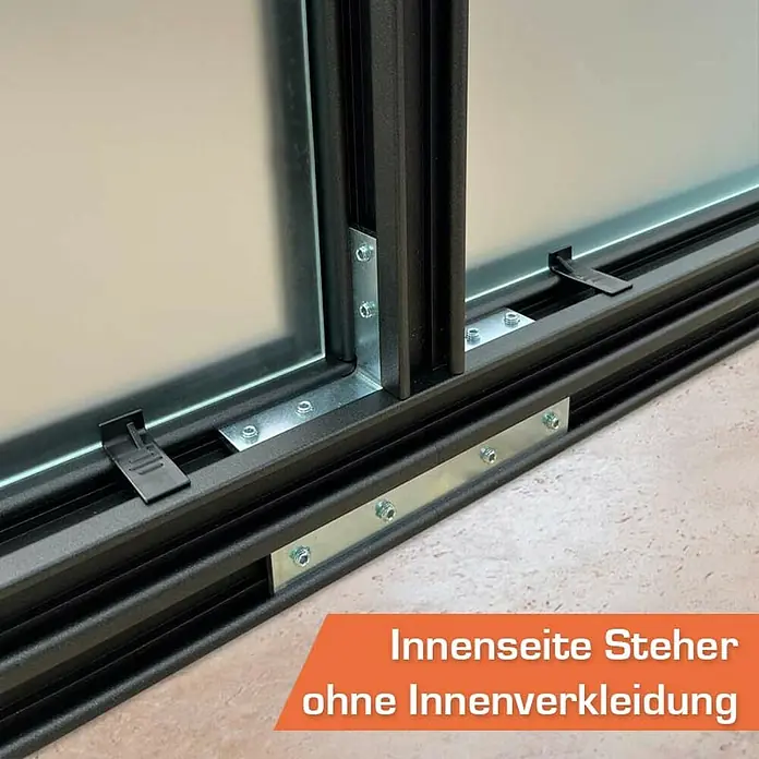 SunElements Gewächshaus SunGarden Energy 3.2 - Außenmaß inkl. Dachüberstand (B x T): 338 x 233 cm, Anthrazit-Metallic, Materialspezifizierung Dach: Acrylglas mit Photovoltaikmodulen - Detailaufnahme einer Fensterkonstruktion mit Metallverstärkungen und Beschlägen. Unverkleidete Innenseite des Rahmens sichtbar.