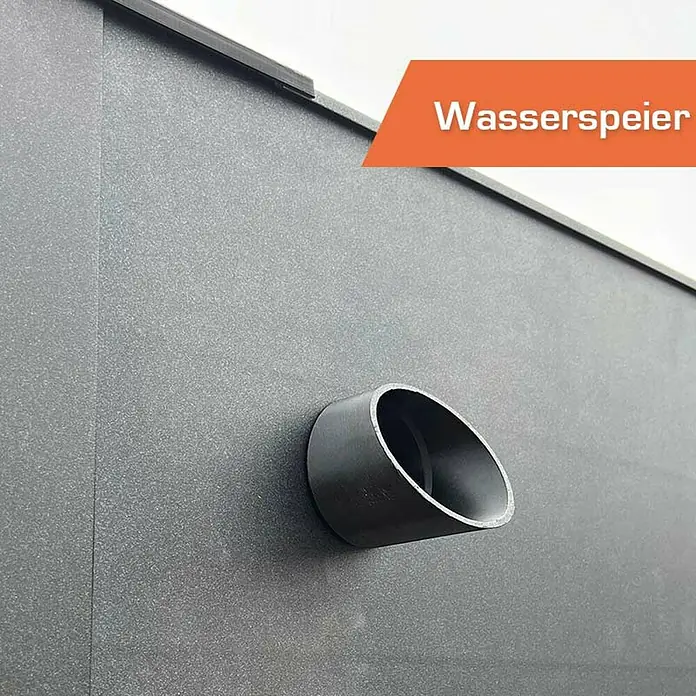 SunElements Gewächshaus SunGarden Energy 3.2 - Außenmaß inkl. Dachüberstand (B x T): 338 x 233 cm, Anthrazit-Metallic, Materialspezifizierung Dach: Acrylglas mit Photovoltaikmodulen - Wasserspeier aus grauem Kunststoff, der aus einer grauen Wand herausragt. Der Wasserspeier ist schräg nach unten gerichtet, um Wasser abzuleiten.