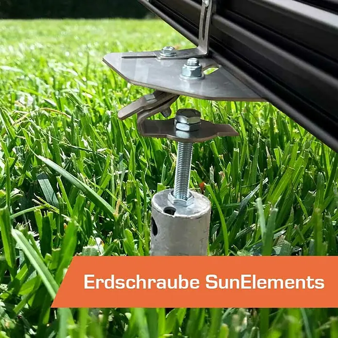 SunElements Gewächshaus-Fundament 5.2 - Passend für: Sun Garden Gewächshäuser Select, Infinity & Energy in der Größe 5.2 - Erdanker SunElements im Gras montiert, Teil einer Solarinstallation. Robuste Konstruktion für sicheren Halt.