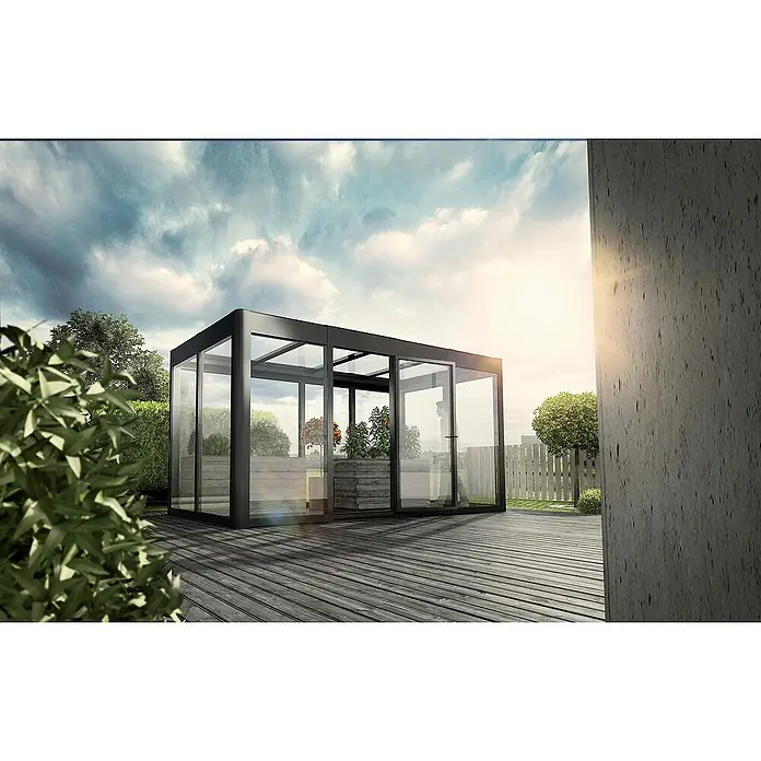 SunElements Gewächshaus SunGarden Infinity 2.1 - Außenmaß inkl. Dachüberstand (B x T): 233 x 128 cm, Material Seitenwand: Kunststoff, 6 mm, Anthrazit-Metallic - Das Bild zeigt eine moderne Glasterrasse mit schwarzen Rahmen auf einer Holzterrasse, die einen stilvollen und lichtdurchfluteten Außenbereich schafft.