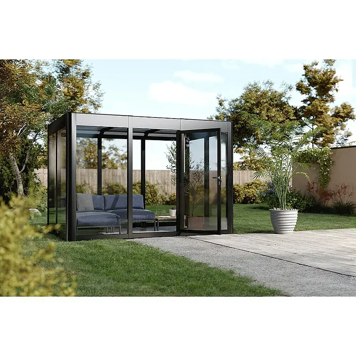 SunElements Gewächshaus SunGarden Infinity 2.1 - Außenmaß inkl. Dachüberstand (B x T): 233 x 128 cm, Material Seitenwand: Kunststoff, 6 mm, Anthrazit-Metallic - Moderne Glasterrasse mit schwarzem Rahmen und offenstehenden Türen, ausgestattet mit einer grauen Couchgarnitur und einem kleinen Tisch.