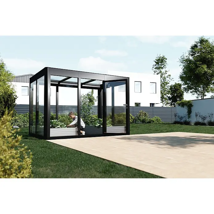SunElements Gewächshaus SunGarden Infinity 2.1 - Außenmaß inkl. Dachüberstand (B x T): 233 x 128 cm, Material Seitenwand: Kunststoff, 6 mm, Anthrazit-Metallic - Ein modernes Gewächshaus mit Glaswänden und schwarzem Rahmen, in dem eine Person Pflanzen pflegt.
