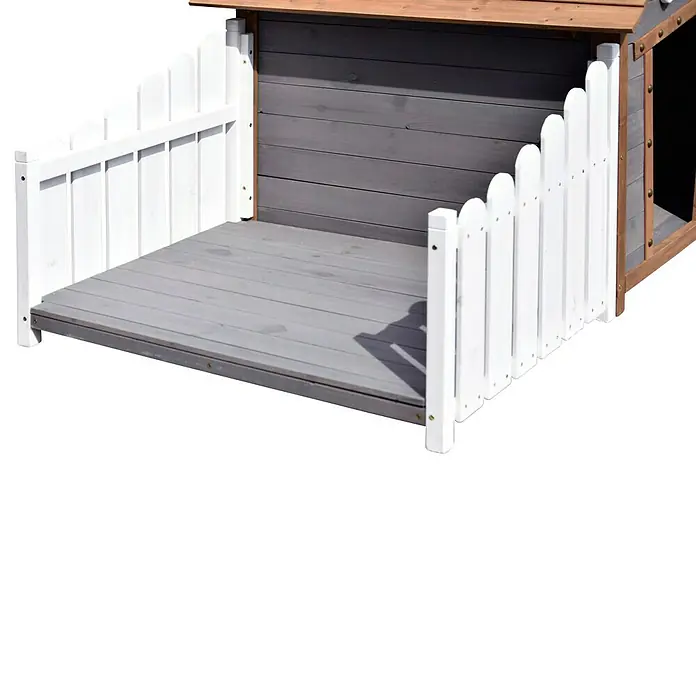 Dobar Hundehütte - 146,3 x 90 x 96 cm, Braun/Grau, Hemlocktanne - Außenansicht eines Hundehauses mit Veranda und weißem Zaun, ideal für Haustiere, die gerne im Freien sind.