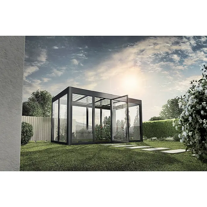 SunElements Gewächshaus SunGarden Energy 3.2 - Außenmaß inkl. Dachüberstand (B x T): 338 x 233 cm, Anthrazit-Metallic, Materialspezifizierung Dach: Acrylglas mit Photovoltaikmodulen - Eine moderne Glashaus-Konstruktion mit Solarpanelen auf einem grünen Rasen. Es ist von natürlicher Schönheit umgeben und hat offene Glastüren.