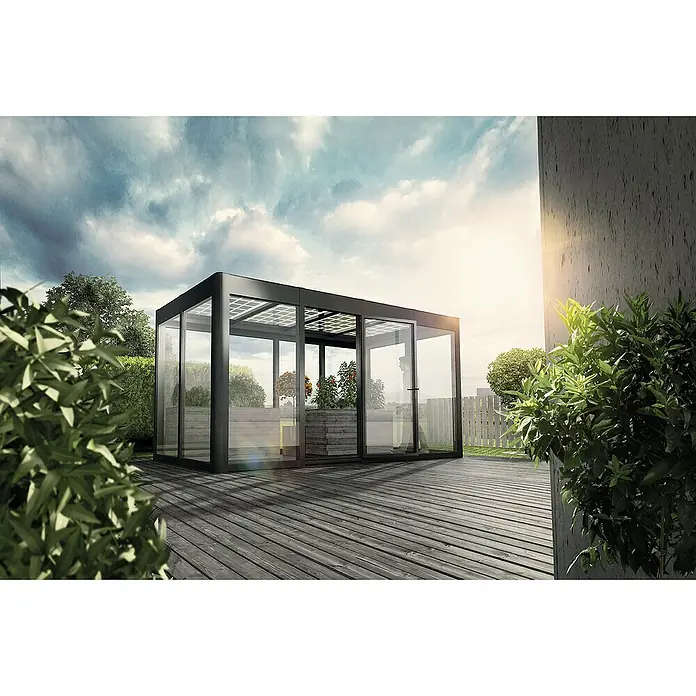 SunElements Gewächshaus SunGarden Energy 3.2 - Außenmaß inkl. Dachüberstand (B x T): 338 x 233 cm, Anthrazit-Metallic, Materialspezifizierung Dach: Acrylglas mit Photovoltaikmodulen - Das Bild zeigt ein modernes Gartenzimmer mit Glaswänden und einem schwarzen Rahmen auf einer Holzterrasse, ideal zum Entspannen im Freien.