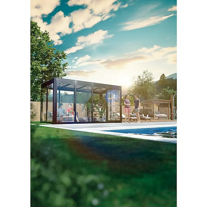 SunElements Gewächshaus SunGarden Energy 3.2 - Außenmaß inkl. Dachüberstand (B x T): 338 x 233 cm, Anthrazit-Metallic, Materialspezifizierung Dach: Acrylglas mit Photovoltaikmodulen - Eine moderne Glasveranda neben einem Pool, die einen stilvollen und komfortablen Außenbereich bietet.