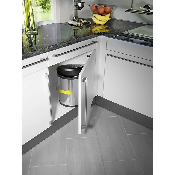 Hailo Einbaumülleimer Compact-Box - 15 l, Metall, Schwarz/Edelstahl - Eck-Küchenschrank mit Mülleimer und gelbem Pfeil. Das Design ist modern, mit weißen Fronten und dunkler Arbeitsplatte, ideal für die Abfallentsorgung.