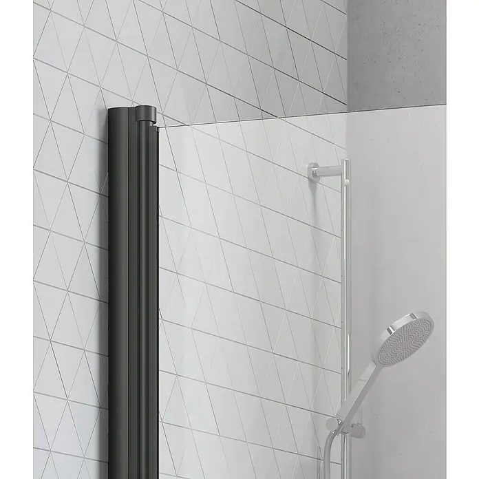 Camargue Vario Eckdusche B3+B5L x B x H: 75 x 90 x 200 cm, Beschichtet, Stärke: 6 mm, Schwarz - Detailaufnahme einer modernen Duschkabine mit schwarzem Rahmen und stilvoller Duscharmatur vor einer Wand mit dreieckigen Fliesen.
