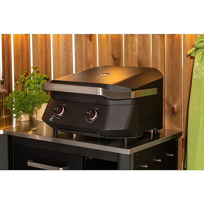 Cozze Plancha-Grill G 500 - Grillfläche (B x T): 53,5 x 41,8 cm, 5 kW, Schwarz - Der Cozze Grill auf einem Unterschrank in einer Outdoor-Küche. Ideal für Pizza und mehr, ein Highlight für jeden Garten.