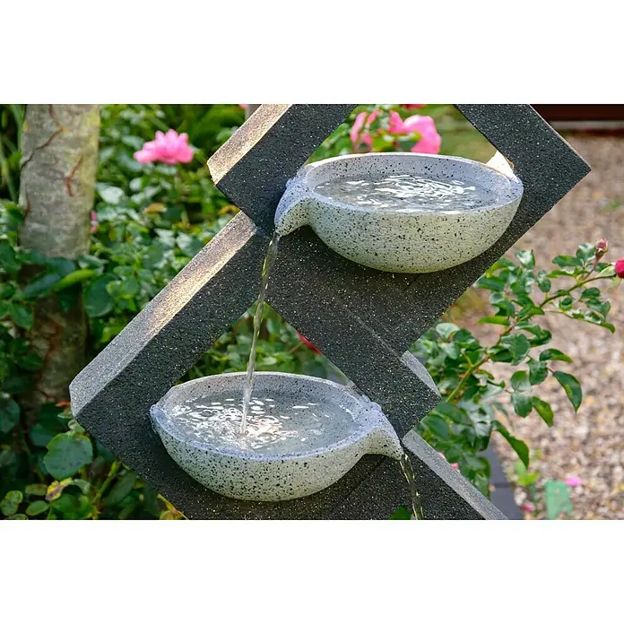 Dobar Kunststeinbrunnen - 41,5 x 20,5 x 100,5 cm - Nahaufnahme eines zweistufigen Wasserspiels mit grau gefleckten Schalen, die an einem geometrischen Rahmen befestigt sind und von Wasser umspielt werden.