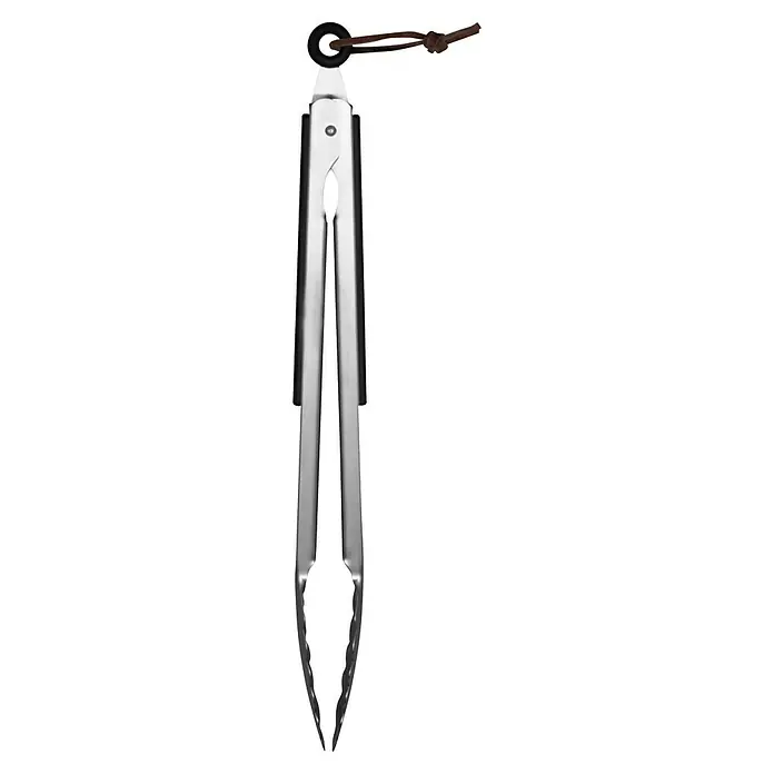 Cozze Grillzange - Länge: 40 cm - Abgebildet ist eine Grillzange aus Edelstahl mit einer braunen Lederschlaufe zum Aufhängen. Praktisches Küchenutensil!