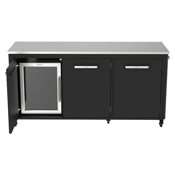 Cozze Outdoorküchen-Modul mit Kühlschrank - Schwarz/Silber, B x T x H: 180 x 60 x 90 cm - Abbildung eines schwarzen Cozze-Gartenschranks mit einer Tür offen, die einen Getränkekühlschrank enthüllt.