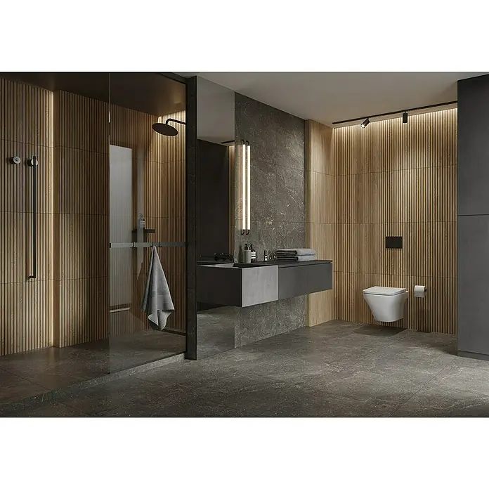 Wandfliese Boseli Wood - 29,8 x 59,8 cm, Beige, Matt - Modernes Badezimmer mit einer ebenerdigen Dusche, Waschtisch und Wand-WC. Die Holzvertäfelung sorgt für eine warme Atmosphäre.