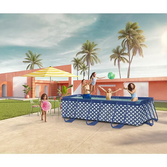 Swim Essentials Frame-Pool - L x B x H: 400 x 200 x 100 cm, Blau/Weiß, 6.400 l - Ein rechteckiger Pool mit blau-weißem Muster steht im Garten, während eine Familie darin Spaß hat. Perfekt für Sommervergnügen im eigenen Garten!