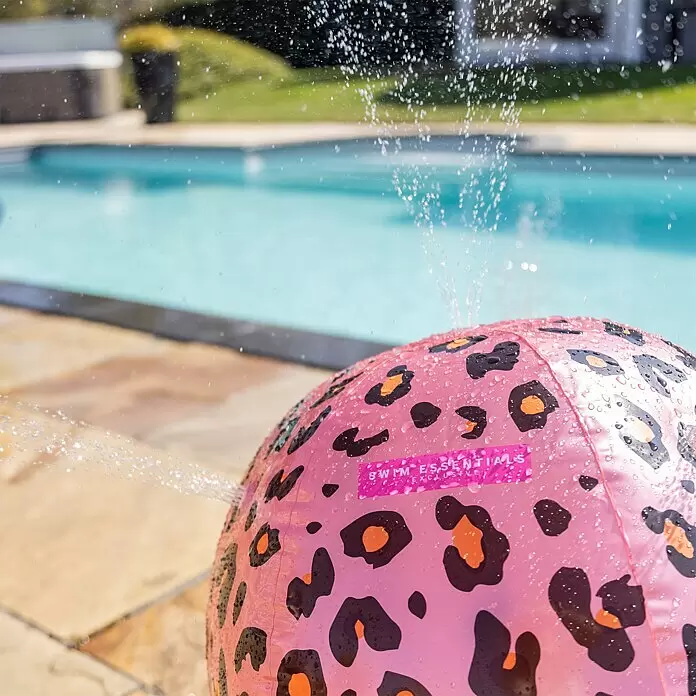 Swim Essentials Wasserball mIt Sprinkler - Durchmesser: 57 cm, Rosa - Rosa aufblasbarer Sprinklerball mit Leopardenmuster, der Wasser in der Nähe eines Pools versprüht.