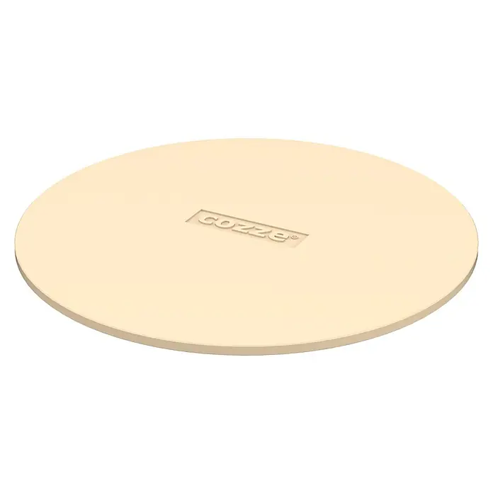 Cozze Pizzastein - Durchmesser: 34,5 cm, Corderit - Nahaufnahme eines Cozze Pizzasteins, ideal für die Zubereitung von Pizza mit knusprigem Boden, mit eingeprägtem Cozze Logo in der Mitte.