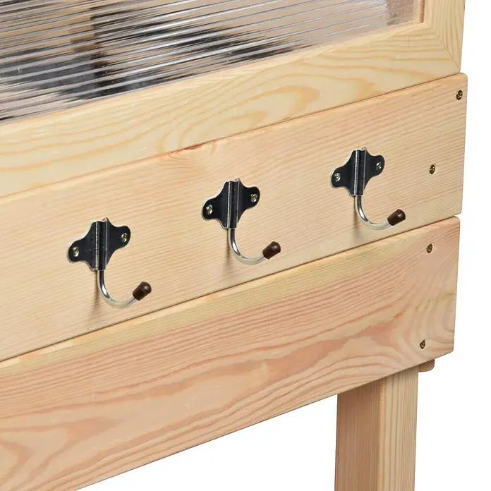 Dobar Hochbeet - 150 x 50 x 107 cm, Holz, Natur - Nahaufnahme eines Holzprodukts mit drei Metallhaken zur Aufbewahrung, ideal für Jacken oder kleine Gegenstände.