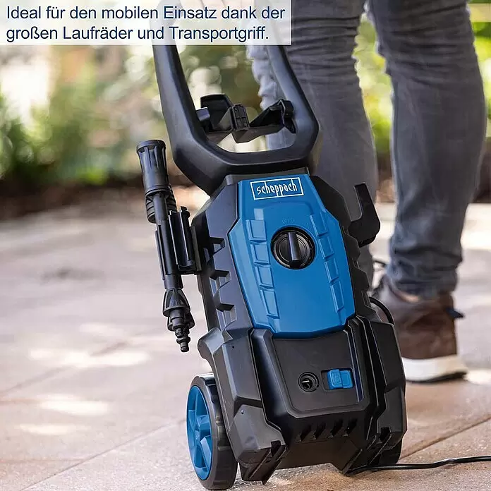 Scheppach Hochdruckreiniger HPC1600-Kit - 135 bar, 1.600 W, Fördermenge: 420 l/h - Blauer und schwarzer Scheppach Hochdruckreiniger mit großen Rädern und Transportgriff für mobilen Einsatz.