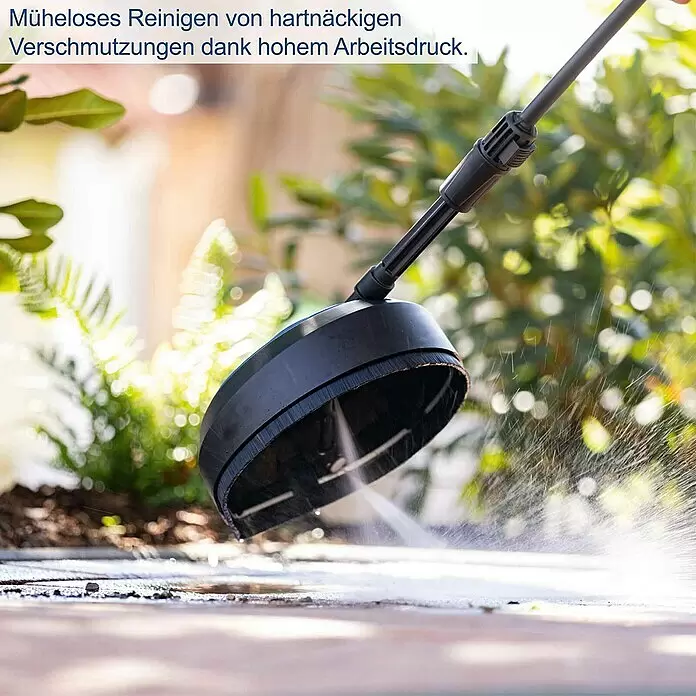 Scheppach Hochdruckreiniger HPC1600-Kit - 135 bar, 1.600 W, Fördermenge: 420 l/h - Schwarzer runder Hochdruckreiniger-Flächenreiniger spritzt Wasser auf einen gepflasterten Untergrund.