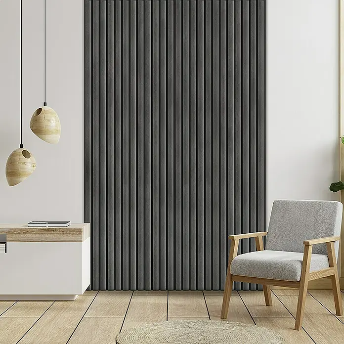 Dioco Revestimiento decorativo alistonado - L x An: 220 x 17 cm, Gris - Paneles de pared de madera gris en interiores. Los paneles añaden textura y un aspecto moderno a la habitación, complementados con muebles y accesorios.