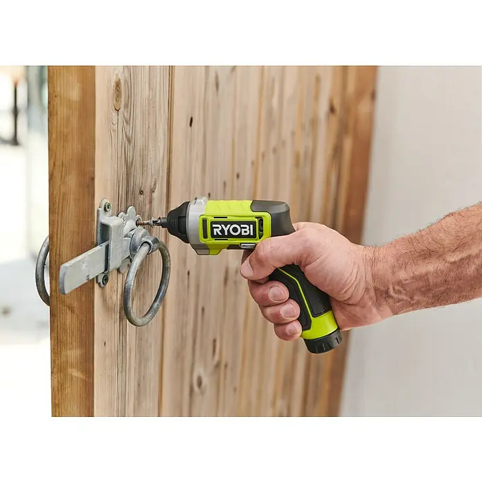 Ryobi 4V USB Akkuschrauber RSD4-120TA2 - 4 V, 1 Akku, 5 Nm - Der Ryobi Akku-Schraubendreher im Einsatz, um eine Schraube in ein Holzteil zu drehen. Kompakt und kraftvoll für vielseitige Schraubarbeiten.