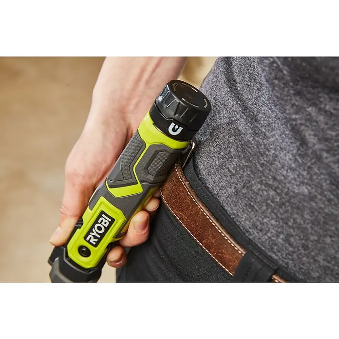 Ryobi 4V USB Akku-Taschenlampe RLP4 - 4 V, 1 Akku, Lichtstrom: 640 lm - Nahaufnahme einer Ryobi-Arbeitsleuchte am Gürtel einer Person, die sich ideal für Aufgaben eignet, die Beleuchtung erfordern.