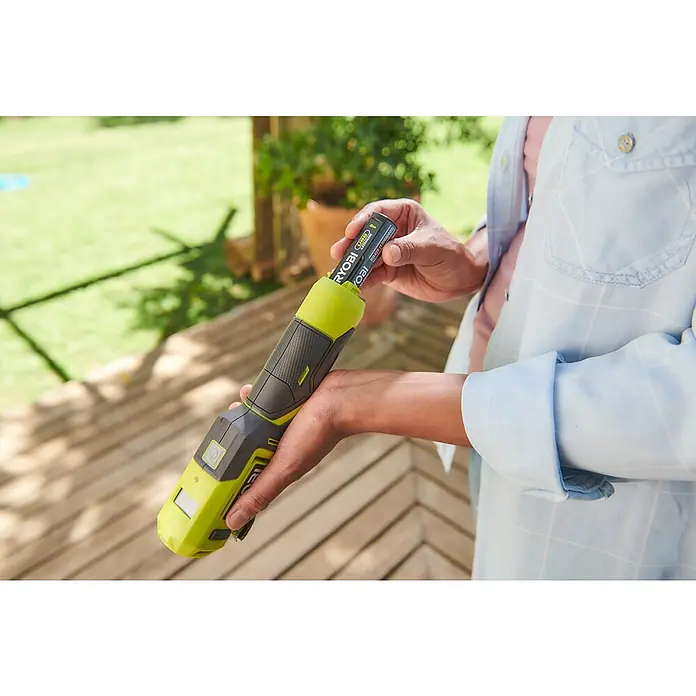 Ryobi 4V USB Akku-Kompressor Mini RI4-0 - 4 V, Ohne Akku, 6,9 bar - Der Ryobi Akku-Bohrhammer wird mit einem Akku bestückt, der für kabellose Freiheit und Flexibilität beim Heimwerken sorgt.