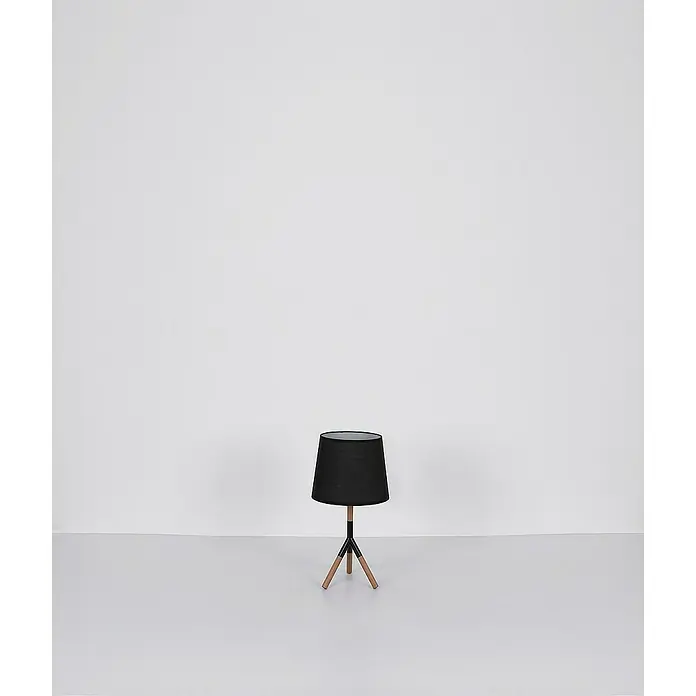 Globo Kikki Tischleuchte - 40 W, Holz, Ø x H: 25 x 45 cm, E27, 1 Stk. - Eine moderne, schwarze Tischlampe mit einem dreibeinigen Holzfuß, die ein stilvolles Akzent in jedem Raum setzt.
