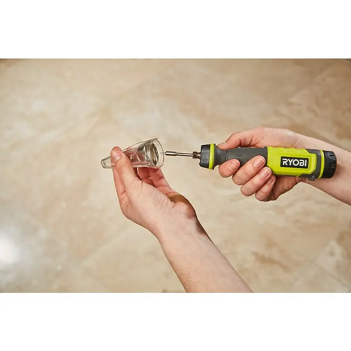 Ryobi 4V USB Akku-Lötstift RSI4-120G - 4 V, 1 Akku, 2 Ah - Nahaufnahme eines Ryobi-Werkzeugs, das anscheinend mit einem durchsichtigen Trichter verbunden ist, der in der Hand gehalten wird.