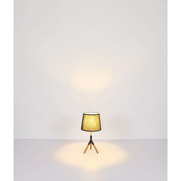 Globo Kikki Tischleuchte - 40 W, Holz, Ø x H: 25 x 45 cm, E27, 1 Stk. - Nahaufnahme einer kleinen Tischleuchte mit schwarzem Lampenschirm und einem Stativfuß aus Holz, die ein warmes Licht auf eine weiße Oberfläche wirft.