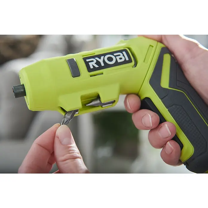 Ryobi 4V USB Akku-Knickschrauber RSDP4-120G - 4 V, 1 Akku, 2 Ah, 5 Nm - Nahaufnahme eines Ryobi Akku-Schraubendrehers mit Bit-Wechsel. Ideal für schnelle Reparaturen und Montagearbeiten im Haus.