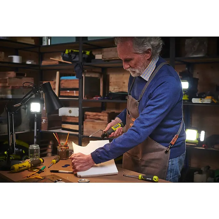 Ryobi 4V USB Akku-Heißdrahtschneider RHC4 - 4 V, 1 Akku, 2 Ah - Ein Mann arbeitet mit einem RYOBI Werkzeug an einem Bastelprojekt in seiner Werkstatt. Das RYOBI Werkzeug liegt gut in der Hand.