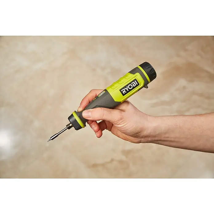 Ryobi 4V USB Akku-Lötstift RSI4-120G - 4 V, 1 Akku, 2 Ah - Nahaufnahme eines Ryobi-Lötbrenners in der Hand. Ideal für Reparaturen und Bastelarbeiten, mit ergonomischem Griff für präzises Arbeiten.