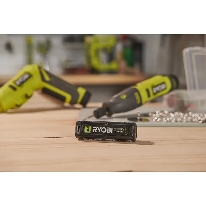 Ryobi 4V USB Akku RB4L30 - 4 V, 3 Ah - Nahaufnahme eines Ryobi USB Lithium Akkus vor Werkzeugen. Der Akku ist kompakt und ideal für kabellose Ryobi Geräte.